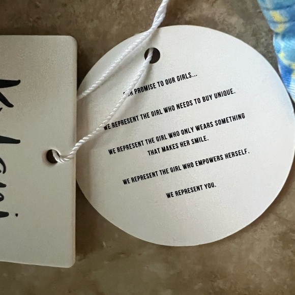 Kulani Kinis swimwear top NWT 2X Large.Blues and yellow with brass colored clasp - Picture 8 of 12